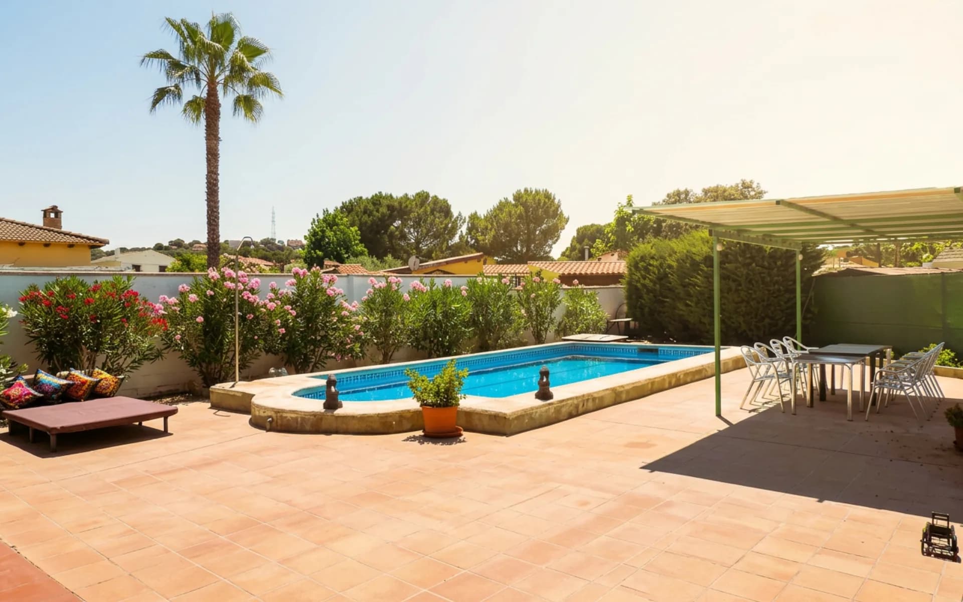 Exterior of the Refugio del Casar house surrounded by nature